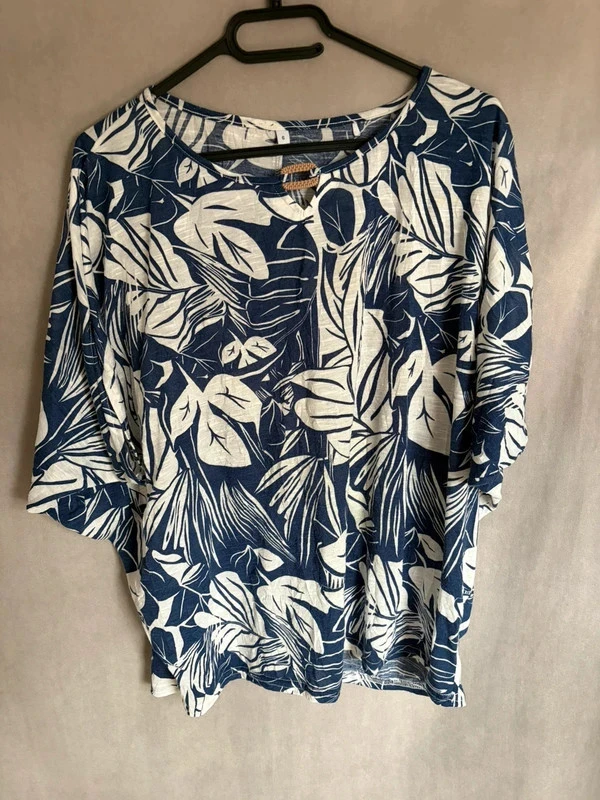 Jolie blouse bleue et blanche taille 6